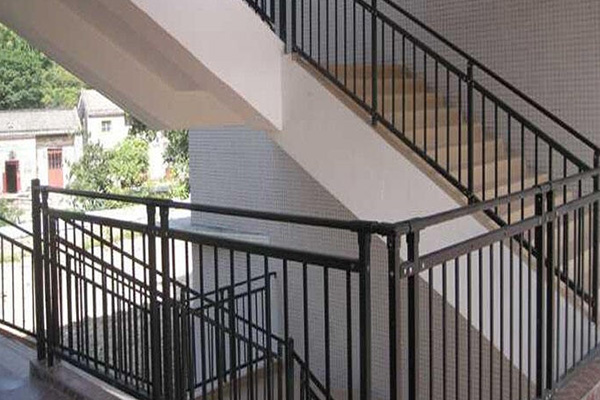 Balustradă din metal în aer liber personalizată Balcon Scară Verandă Accesorii pentru punte Balustra tubulară din oțel Sistem de balustradă din aluminiu